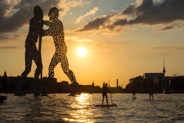 Berliini: Molekyylimiehen SUP-auringonlaskukierros: SUP Sunset Tour to the Molecule Man