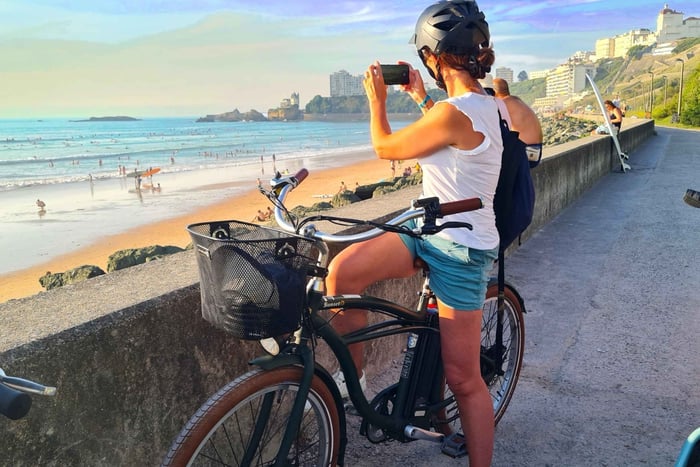 Begeleide e-bike bij zonsondergang en lekkere traktatie