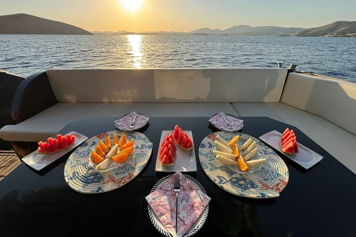 Bodrum: Bodrum-Sonnenuntergangstour mit Jet Black Yacht