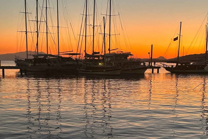 Bodrum : Visite privée en yacht au coucher du soleil avec dîner léger