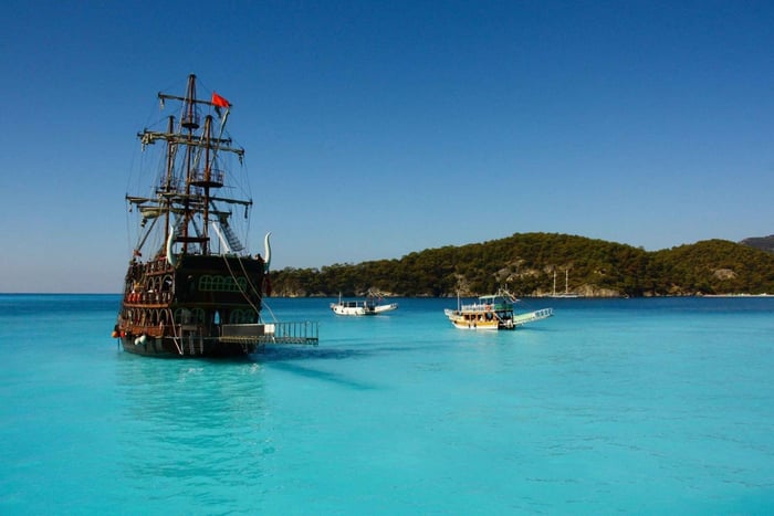 Fethiye : excursion en bateau pirate à Ölüdeniz avec baignade et déjeuner inclus