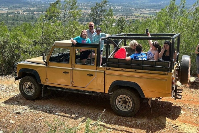 Off-road jeepsafaritur med frokost og svømning
