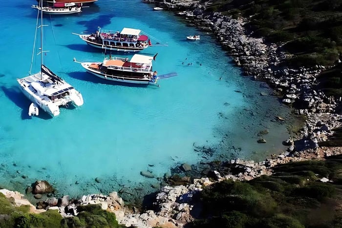 Excursão de Barco à Ilha de Orak com Almoço e Mergulho