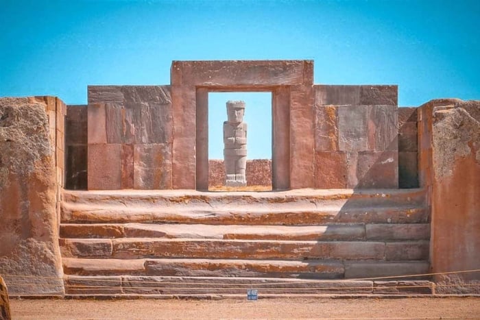 Tiwanaku: Lake Titicaca and Isla del Sol Guided Tour