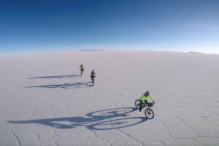 Salar de Uyuni: przejażdżka rowerowa, śniadanie, obiad, zachód słońca, toast