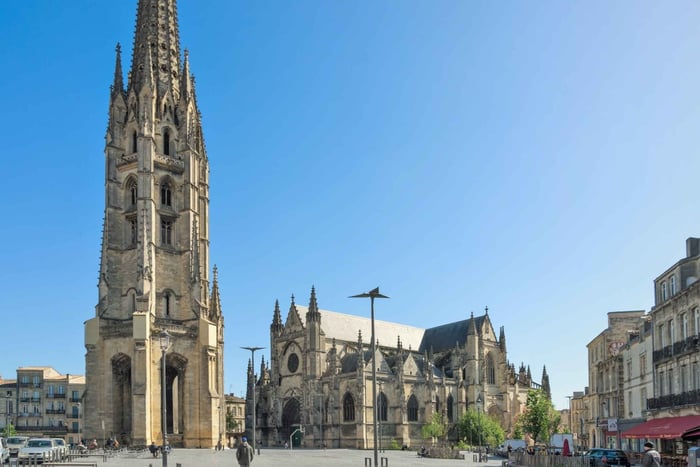 Bordeaux Medieval Tour: Explore Architecture and History