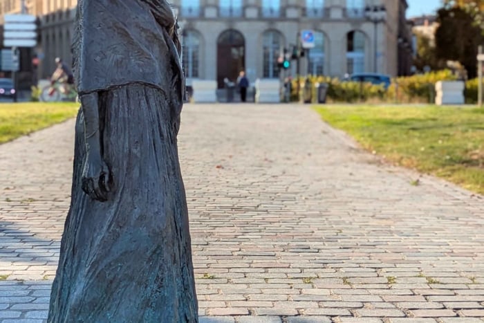 Bordeaux: Slave Trade Walking tour + Garonne Excursion