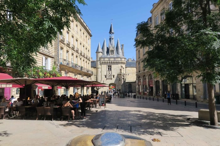 Bordeaux: the Porte Cailhau, a symbol of the Middle Ages