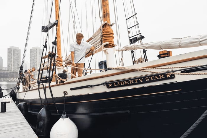 Boston - en hamnkryssning Hamnkryssning med Tall Ship i solnedgången