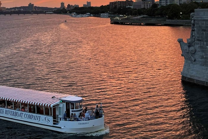 pôr do sol no rio Charles e cruzeiro com coquetel