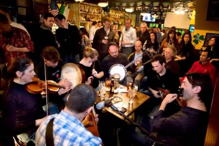 tour a pie por pubs irlandeses con tiempo para tomar bebidas