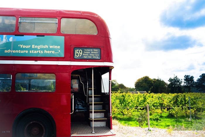 De Londres: Excursão de ônibus vintage com vinho e ingressos de trem de ida e volta