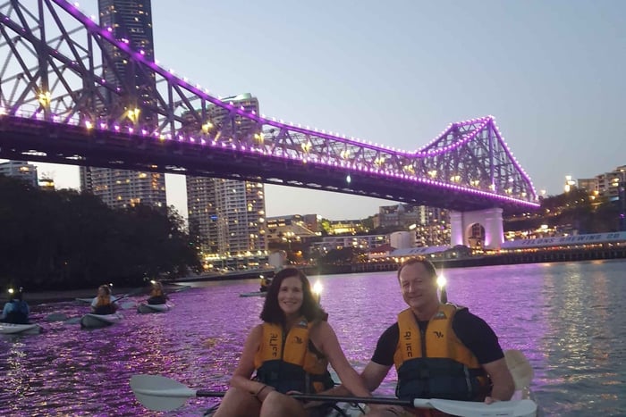 Brisbane: Opplyst kajakktur i elven om natten