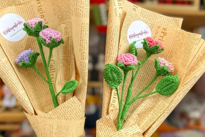 lezione di uncinetto per creare un bouquet di rose a più teste