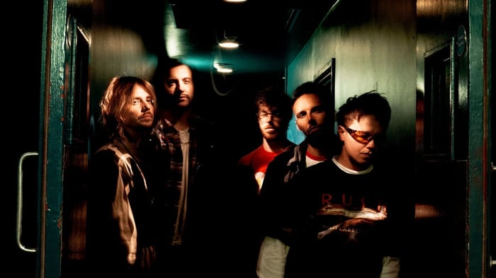 Nothing But Thieves : LA TOURNÉE MONDIALE DES CHIENS ERRANTS
