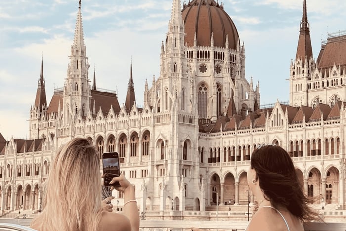 360°-panoramakrydstogt på Donau med en drink