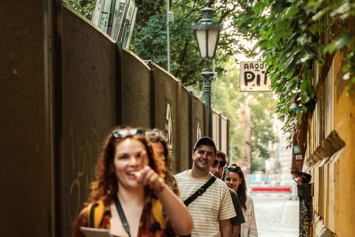 Budapest: City Scavenger Hunt with Photos ✨