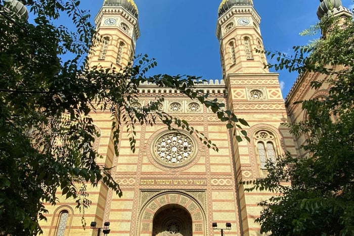 Budapest: Dohany Synagogue Ticket with App-Based City Walk