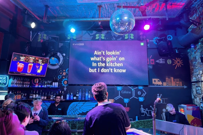 Budapest ultimate karaoke-crawl