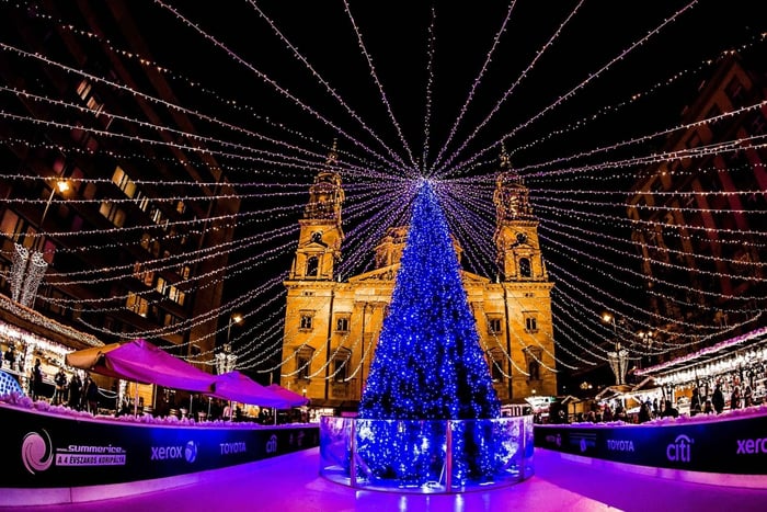 Budapeszt: Wycieczka piesza po jarmarkach bożonarodzeniowych z degustacją ciasta