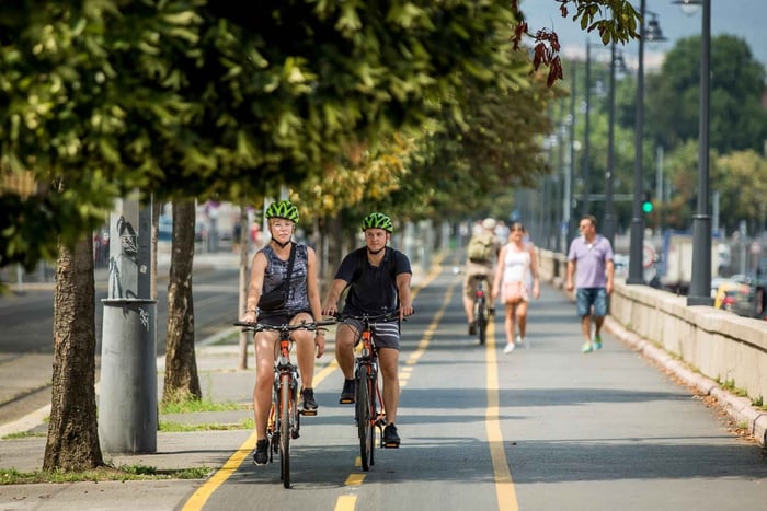 Guided E-Bike Tour with Street Food Tastings
