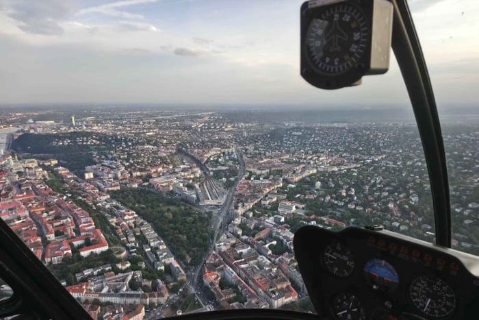 vuelo privado en helicóptero sobre la ciudad