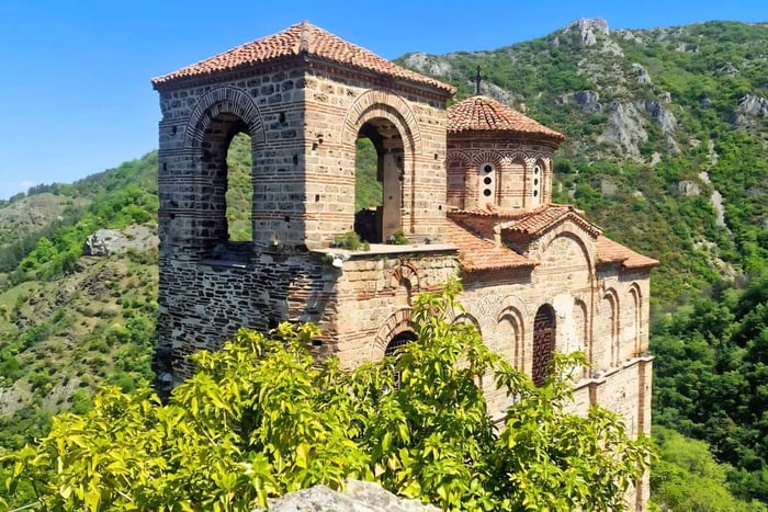 From Plovdiv: Asen's Fortress Hike with Breakfast & Pickup