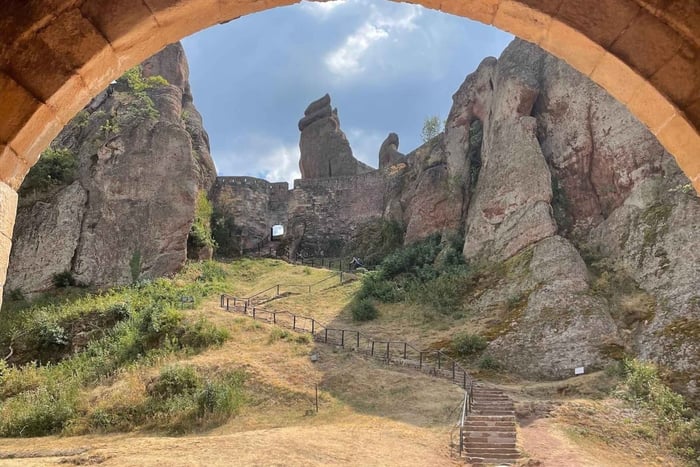 Desde Sofía: Excursión de 12 horas a la Fortaleza de Belogradchik y la Cueva de Venetsa