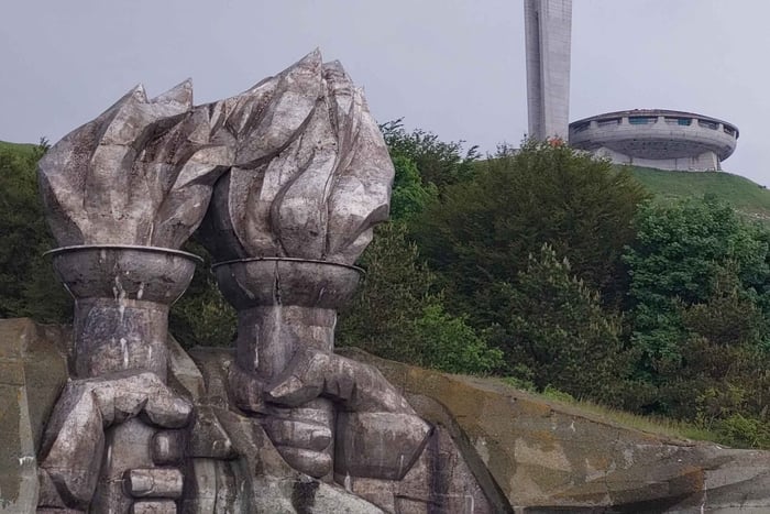 Desde Sofía: tour de 1 día a Buzludzha y la cueva de Prohodna
