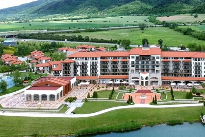 Desde Sofía: día de spa en Pravets y tour por el parque temático Bulgaria Land