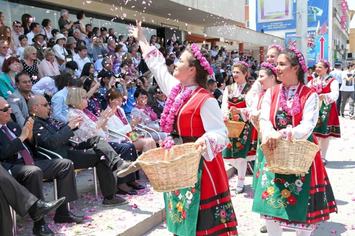 Från Sofia: Dagsutflykt till Rosdalen (under Rosfestivalen)
