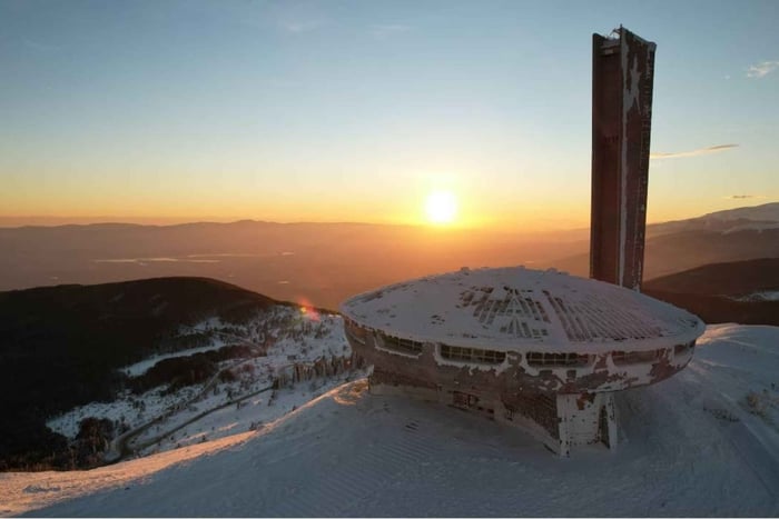 Au départ de Sofia : excursion d'une journée dans la Vallée des Roses et au monument Buzludzha