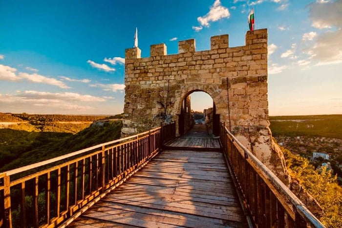 Saindo de Varna: Fortaleza de Ovech com Mina de Sal OU Floresta de Pedra