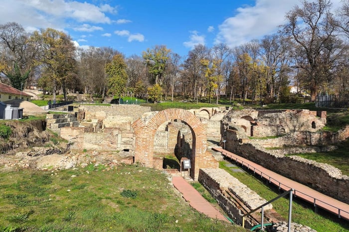 From Veliko Tarnovo: Starosel Thracian Tomb & Roman Baths