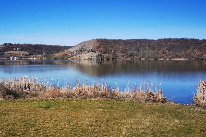 Viagem de um dia ao Lago Pchelina com piquenique e visita à capela