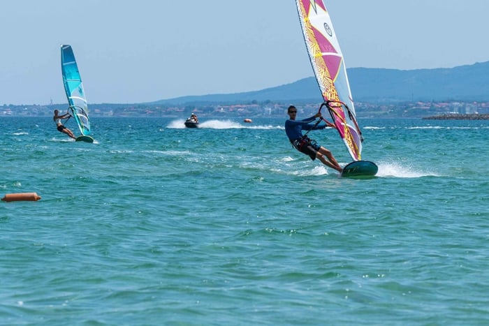 Primorsko: clases de windsurf y alquiler de equipo