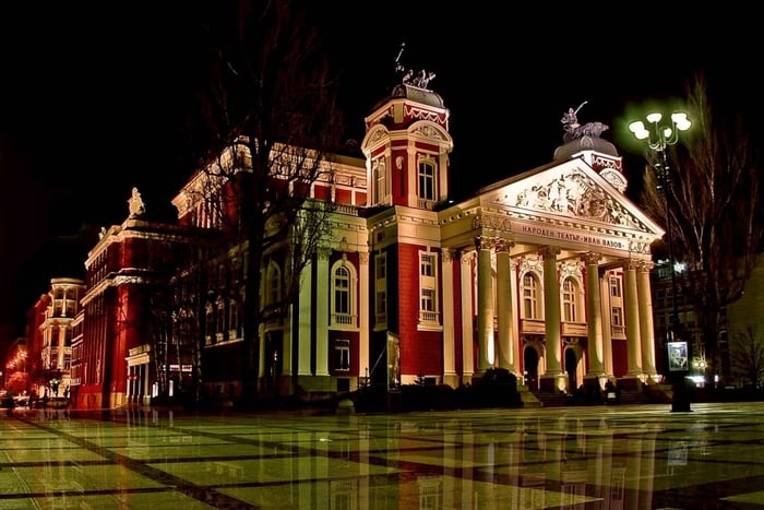 Sofia di notte: Tour panoramico della città e cena folcloristica