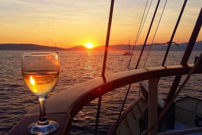 Varna: paseo en barco al atardecer con bebidas y búsqueda del tesoro pirata