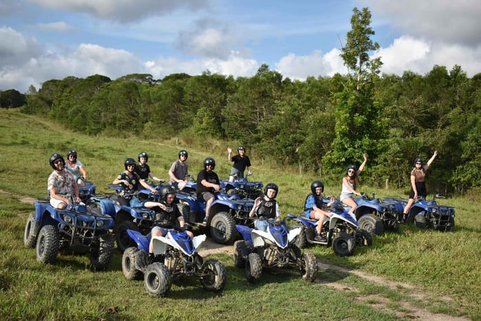 Desde Cairns: Excursión de un día a Kuranda con zoo de mascotas y paseo en quad