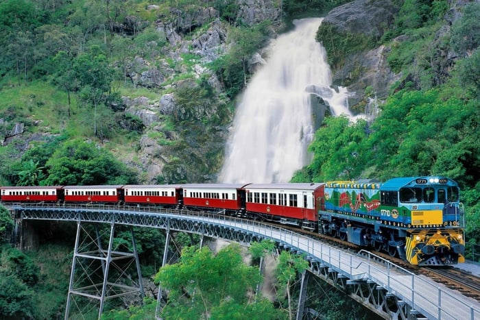 Port Douglasista: Kuranda Scenic Railin tai Skyrail-vaihtoehdon kautta.