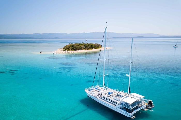 Da Port Douglas: Tour in barca a vela della Grande Barriera Corallina delle Low Isles