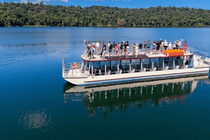 Crociera in barca sul lago Barrine - Scopri la gemma nascosta del Queensland