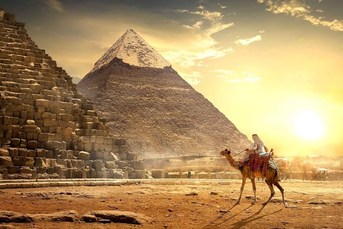 Il Cairo: Grandi Piramidi di Giza dal porto di Alessandria d'Egitto