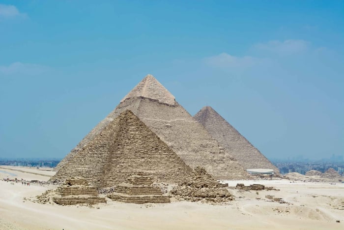 Scalo al Cairo: Tour delle Piramidi, del Cairo copto e del Khan Khalili