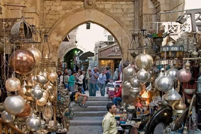Dal porto di Alessandria: tour alle piramidi, alla cittadella e al bazar