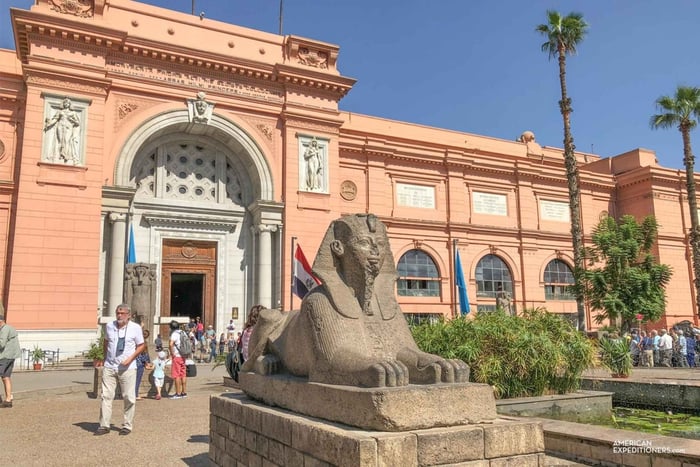 Pyramiden von Gizeh, Ägyptisches Museum vom Hafen von Alexandria aus