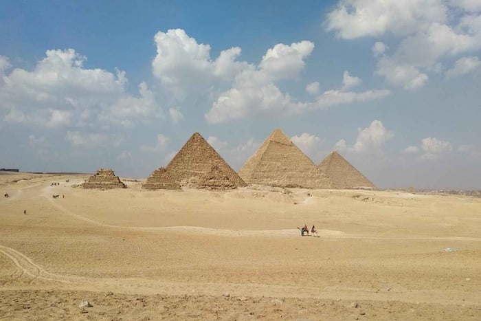 D'Hurghada au Caire : intérieur de la pyramide de Khéops, vieille ville du Caire et souk