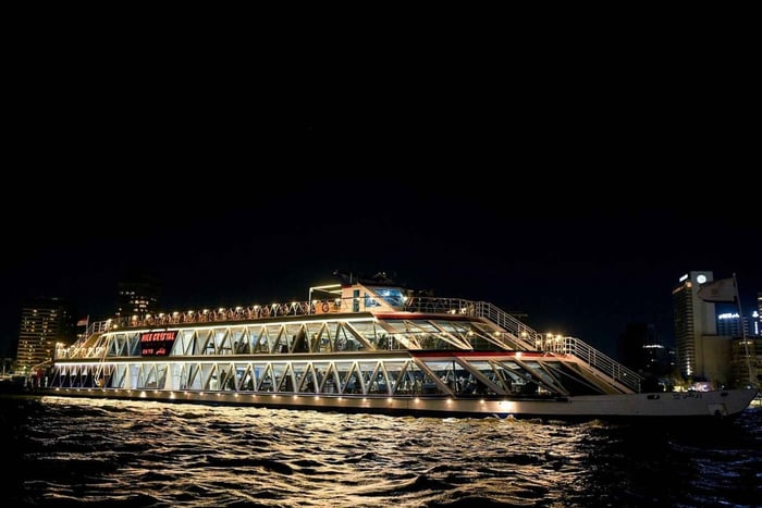 Kairo: Dinner-Bootsfahrt auf der Nile Royal Topaz am Abend mit Show
