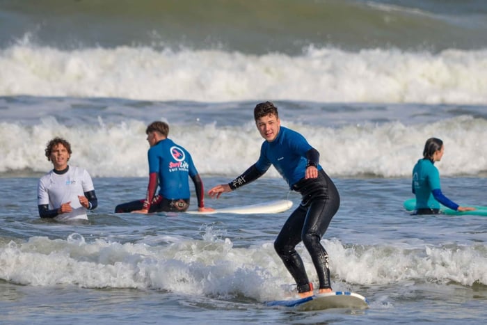 Cape Town:Learn to surf with the best view of Table Mountain