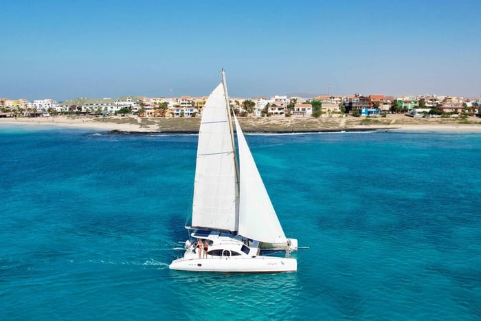 Aventura de 3 horas en catamarán por las aguas de la Isla de Sal